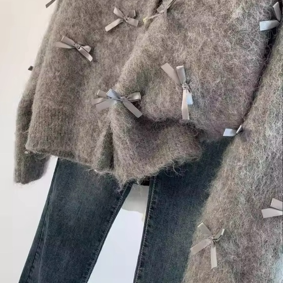 NWT| Fluffy sweater with bows| Size: M - Picture 5 of 5